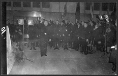 605602 Afbeelding van de ceremonie bij de uitreiking van ere-insignes door ir. A.A. Mussert, leider van de ...